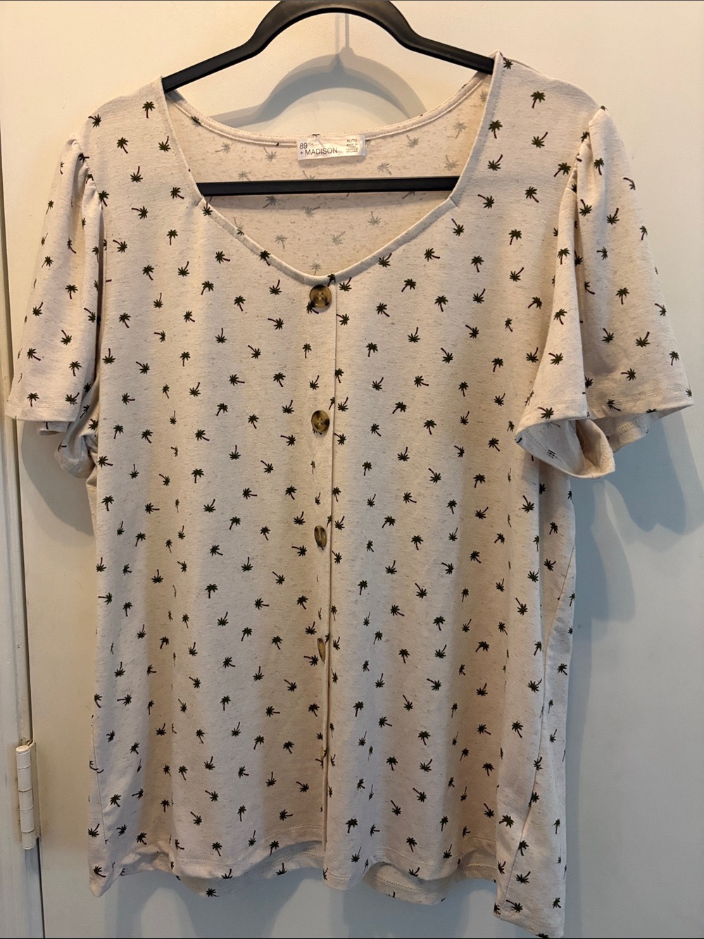 89th + Madison Light Beige Palm Print Button-Front Top size XL